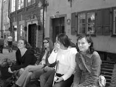 Odpoczynek na Starówce - Kristin (Szwecja), Daniela (Niemcy), Naomi (Szwecja), Marzena (Polska).